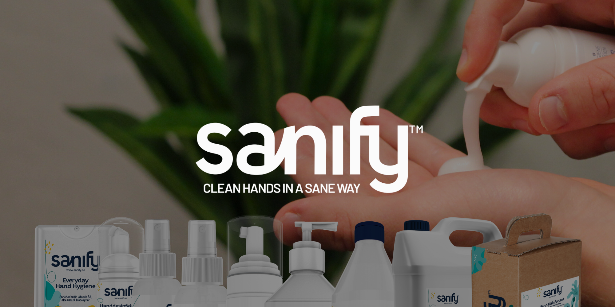 Banner til Sanify alkoholfri hånddesinfektion, som viser Sanify logoet og et udpluk af produkterne